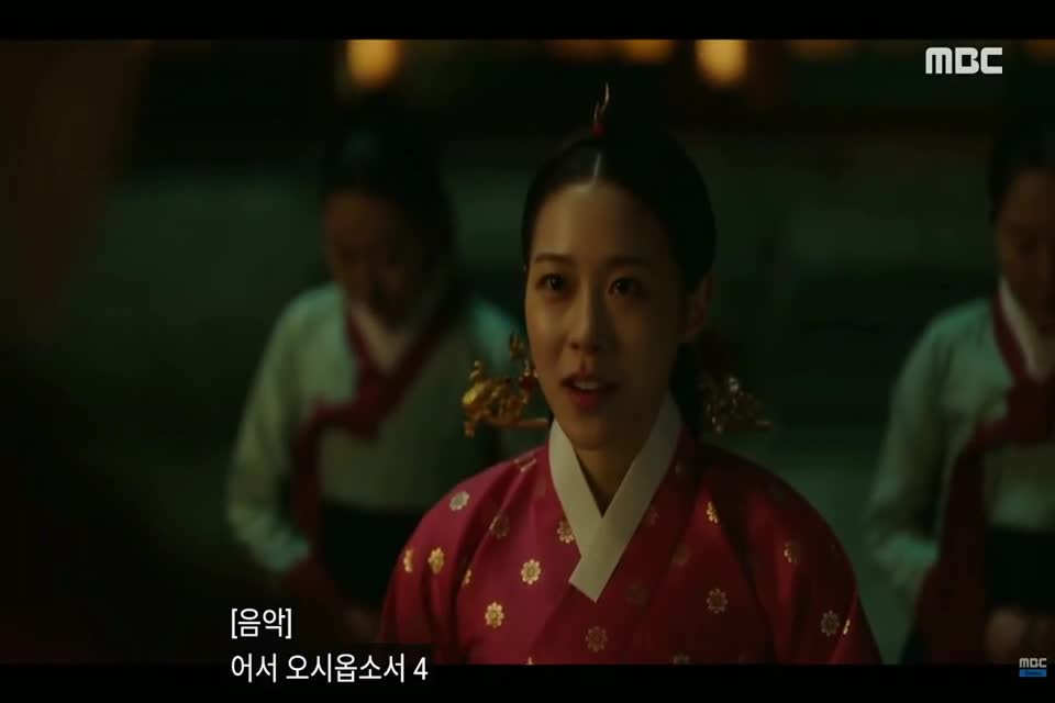 Viền đỏ trên tay áo